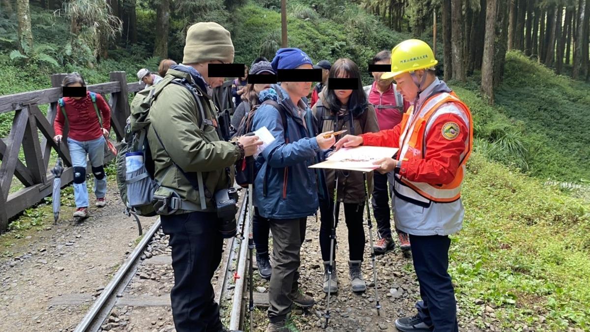 觀光署撂重話!旅客頻闖阿里山營運軌道 影響安全最高罰50萬