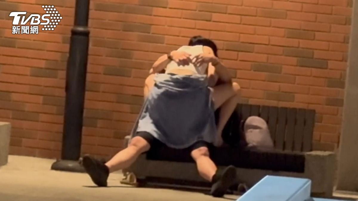 基隆男女長椅上交疊「忘情晃動」!不顧路人把步道當野戰場