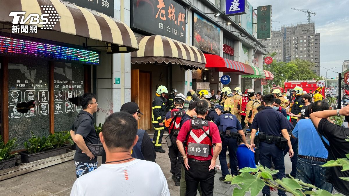 警消獲報後立即趕往現場，並將縱火嫌犯壓制。（圖／TVBS）