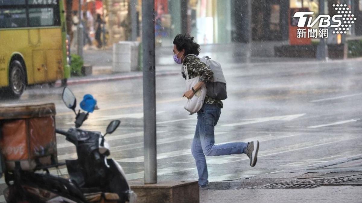 要降溫了!「5月罕探1字頭」急轉涼 這3天暴雨炸全台