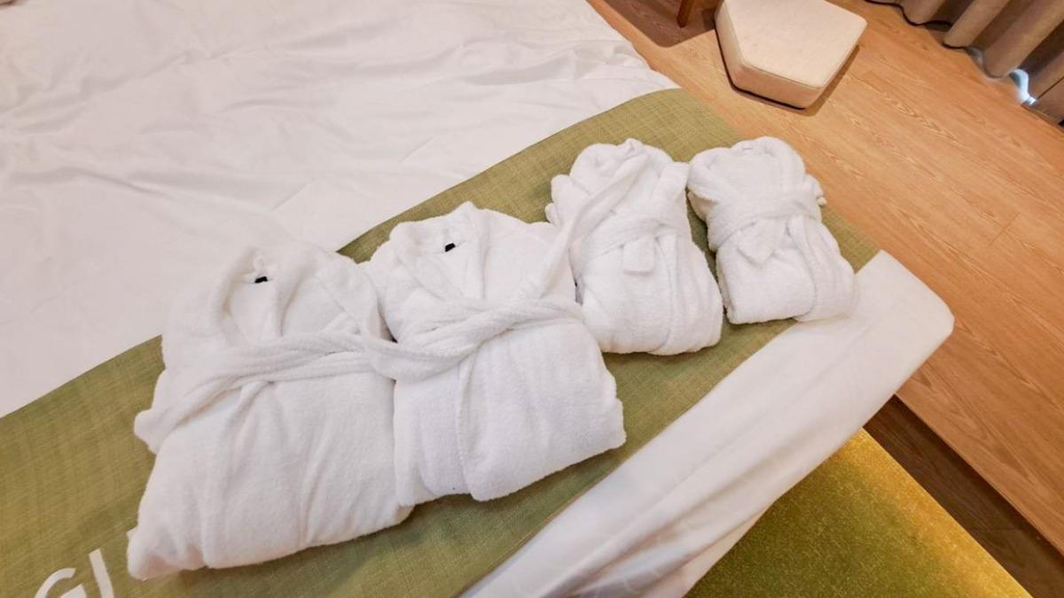 備品齊全,浴袍也摺得相當可愛。(圖/1個媽咪2個寶提供)