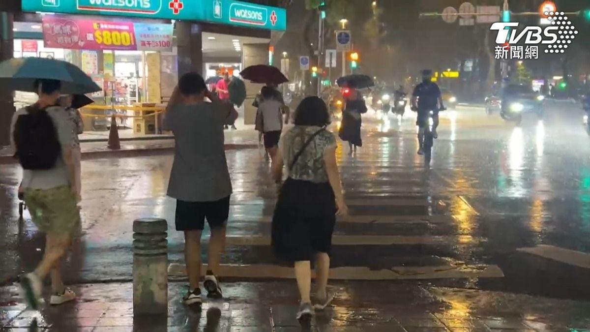雷雨彈夜襲!「7縣市大雨特報」警戒 一路下到明早