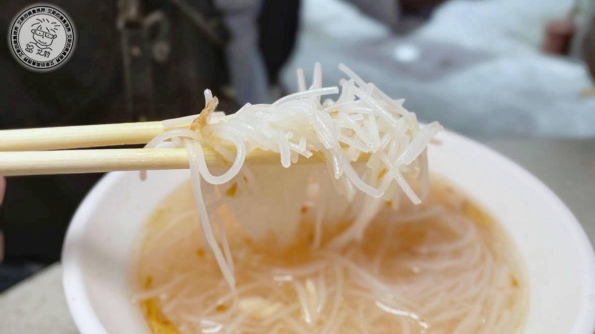 米粉湯每碗只要20元。(圖/艾斯的美食視界提供)