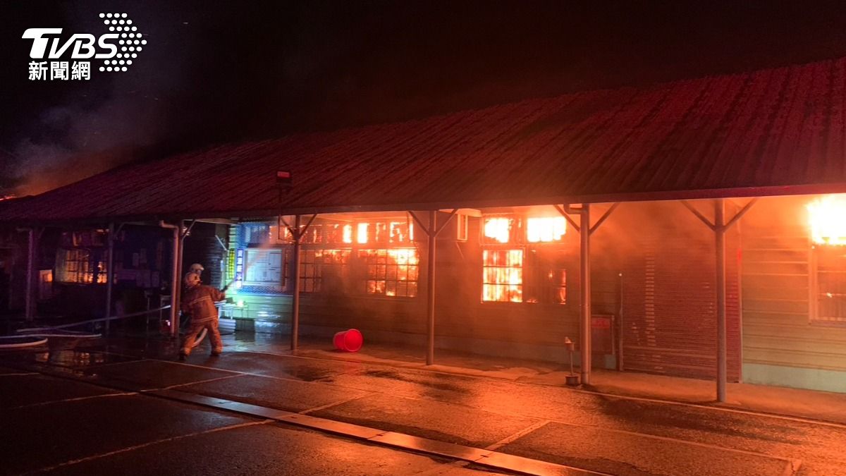 新竹老字號冰店火警!消防隊佈水線搶救幸無傷亡