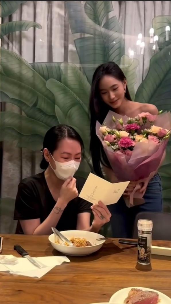 小S被女兒的卡片感動到哭。(圖/翻攝小S臉書)