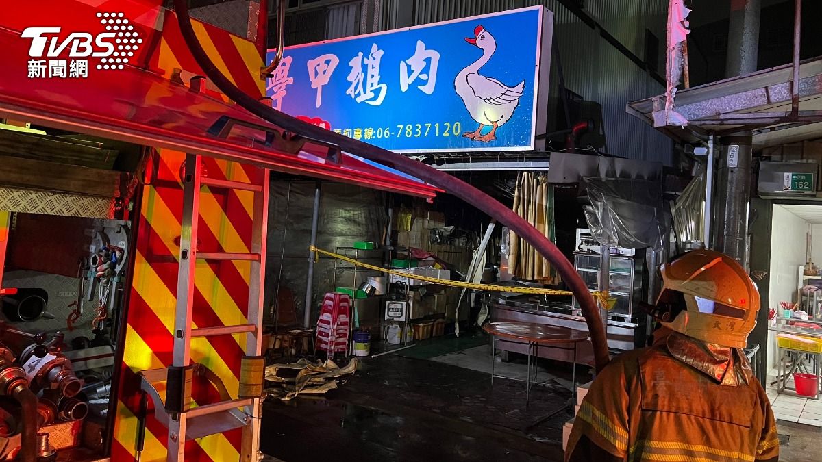 快訊／濃煙狂竄！學甲鵝肉店深夜火警　警消架梯救出5人