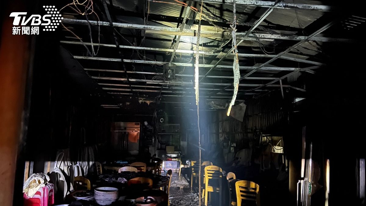 台南學甲一間鵝肉店凌晨發生火警，店內遭火舌吞噬，不段冒出濃煙。（圖／TVBS）