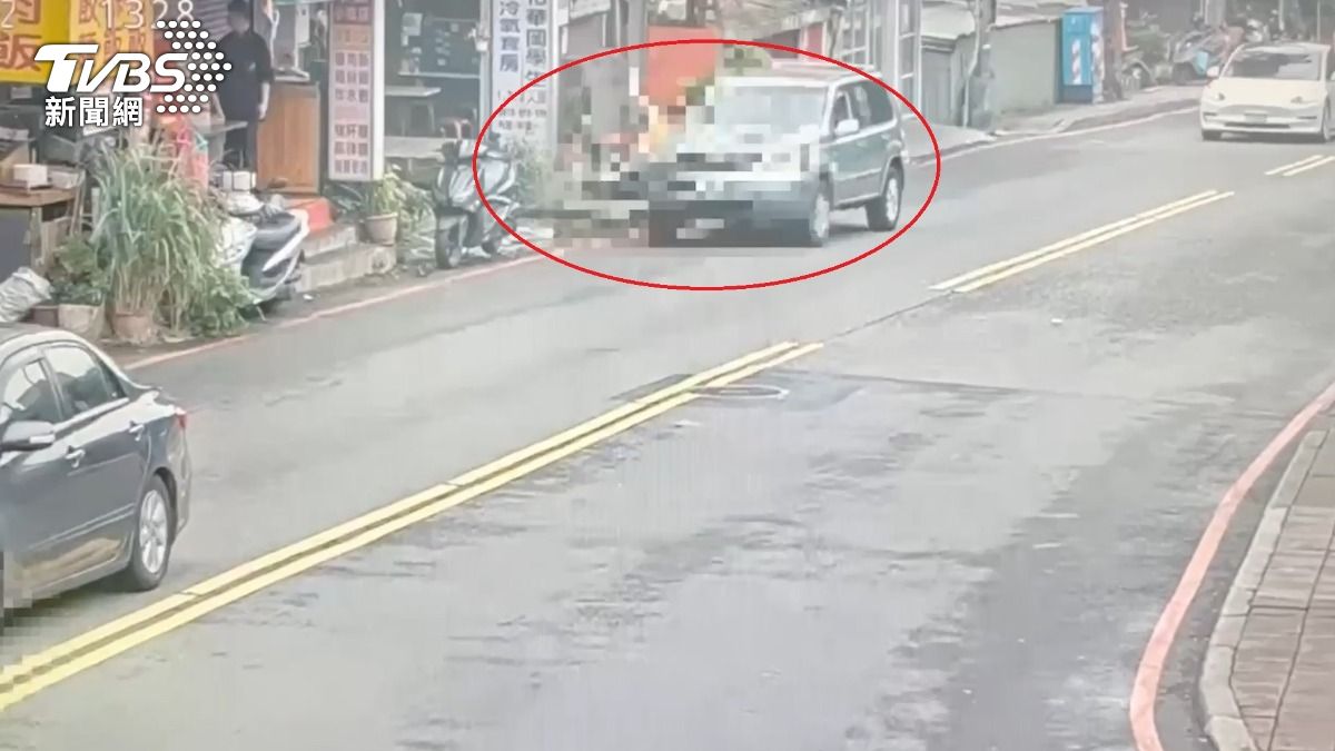 驚悚畫面曝！前里長右轉未注意　開車撞死文化大學便當店闆娘　