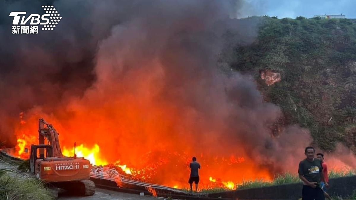 綠島垃圾場猛烈燃燒1天1夜!黑煙和臭味瀰漫綠島 居民哀號