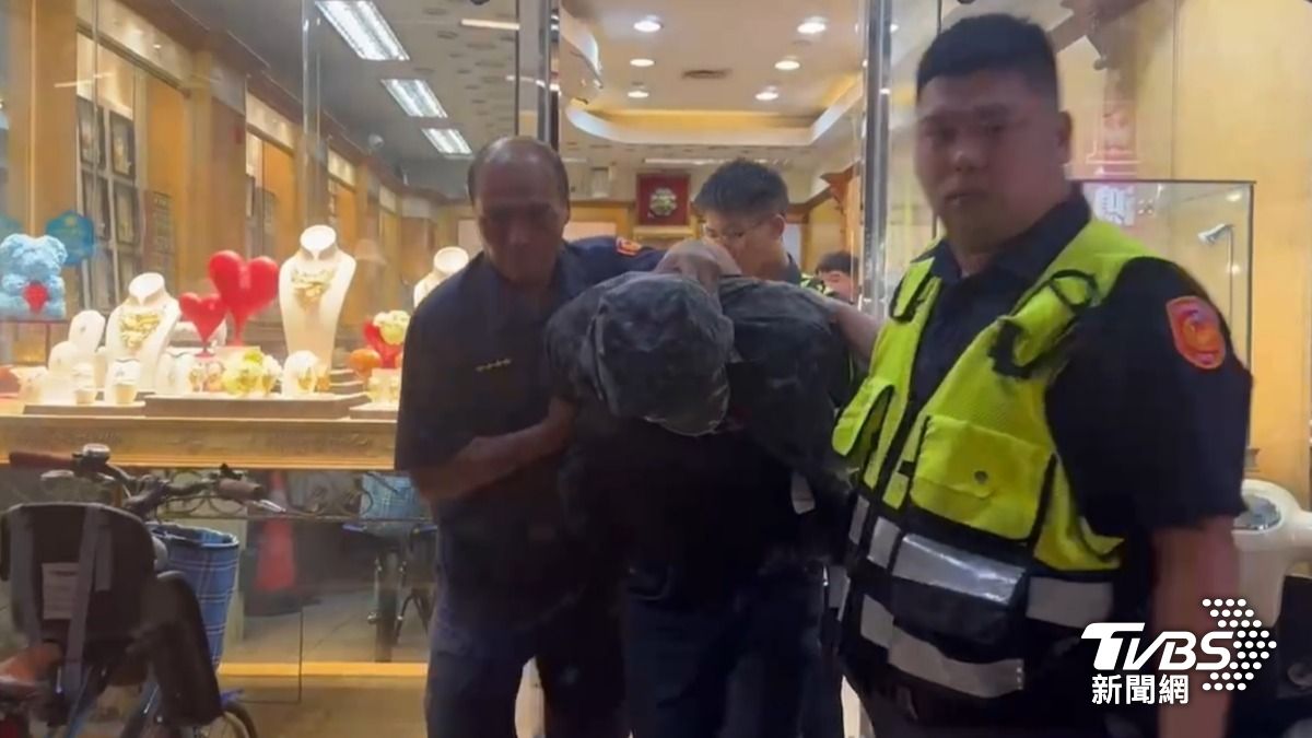 刑警路過聽聞「救命」聲後，立即衝進店內壓制。（圖／TVBS）