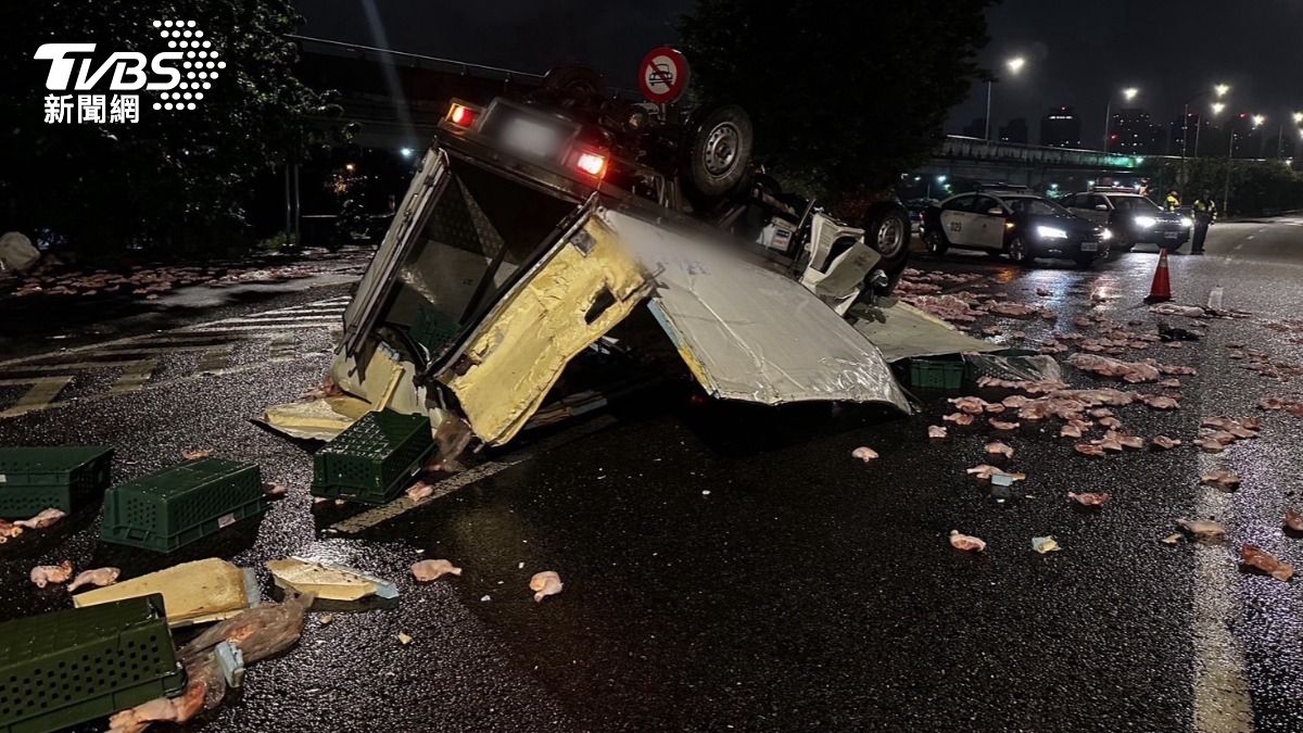 天雨路滑送貨卻自撞翻車 水源快速道路「滿地生雞腿」