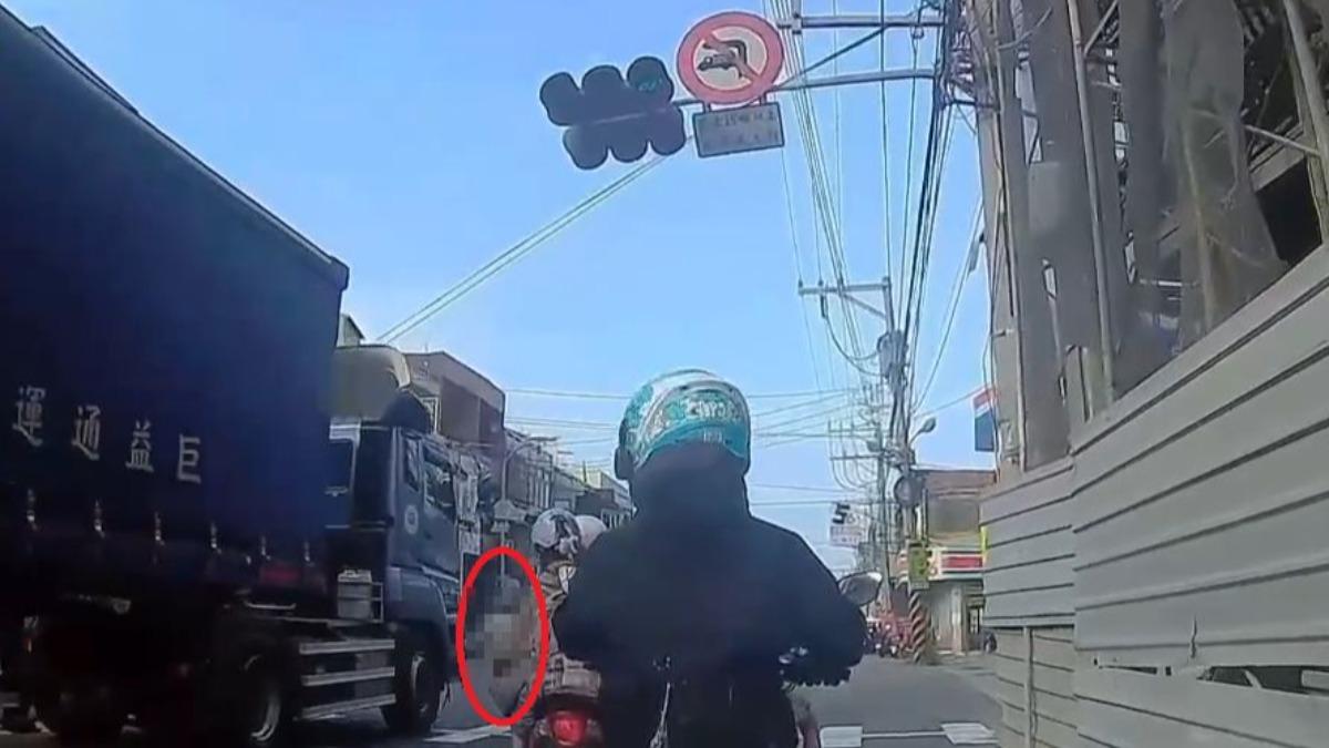 陳女小跑步穿越路口時，遭綠燈剛起步的大貨車撞亡。（圖／翻攝自記者爆料網）