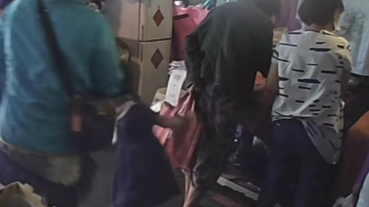 女童市場內遭婦人連搧10巴掌痛到站不穩　婆媽急喊：這樣犯法