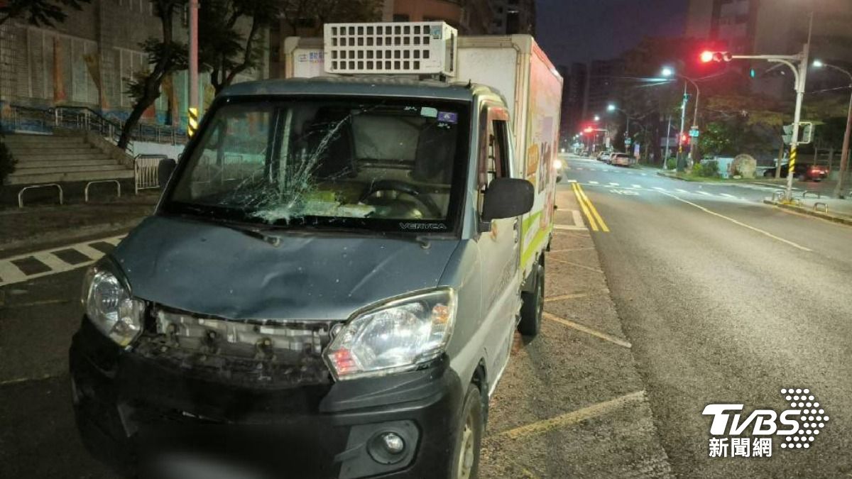 吳女小貨車車頭受損、擋風碎裂。(圖/TVBS)