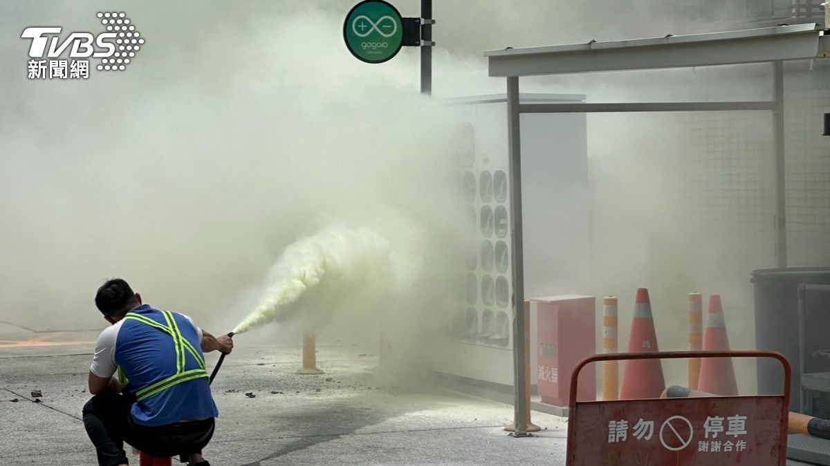 快訊/Gogoro換電站詭異起火爆炸 加油站員工驚恐:那裡沒人