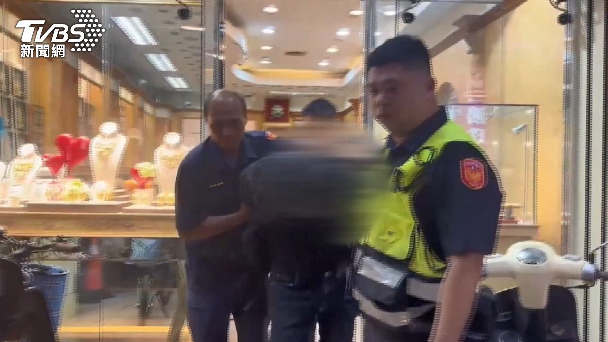 屏東搶銀樓男子當場遭到警方壓制，事後調查其父竟是仁武涵洞削頭慘案的老翁。（圖／TVBS）