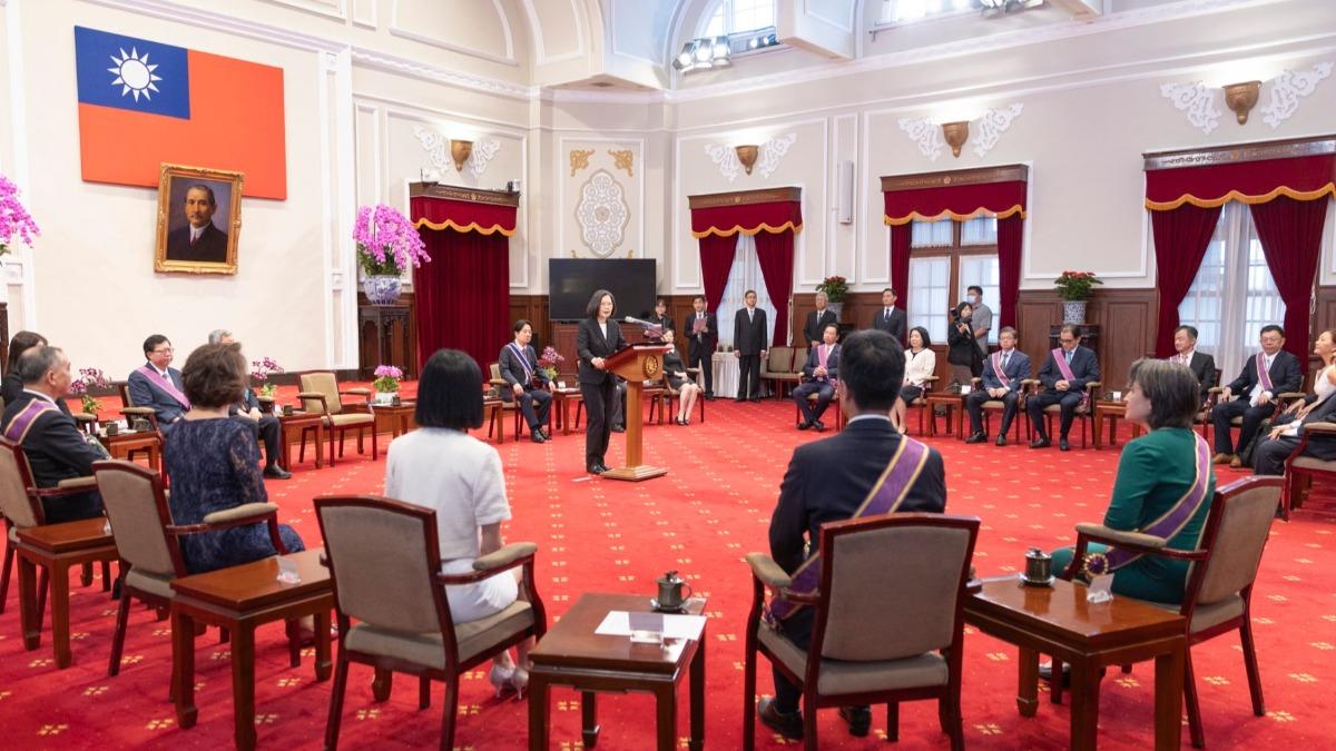 蔡英文總統今（13）日上午頒授副總統賴清德等13名政務人員勳章。（圖／總統府提供）