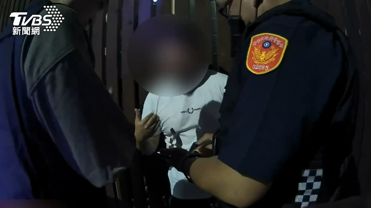 鬧事的廖男被警方帶出後,表示並沒有遭到毆打且不願提告。(圖/TVBS)