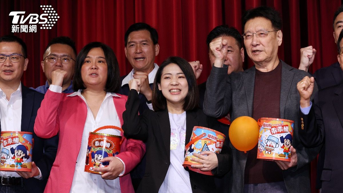 戰鬥藍力挺！徐巧芯秀「酷洛米」套裝　送「乖乖」要外交部乖乖
