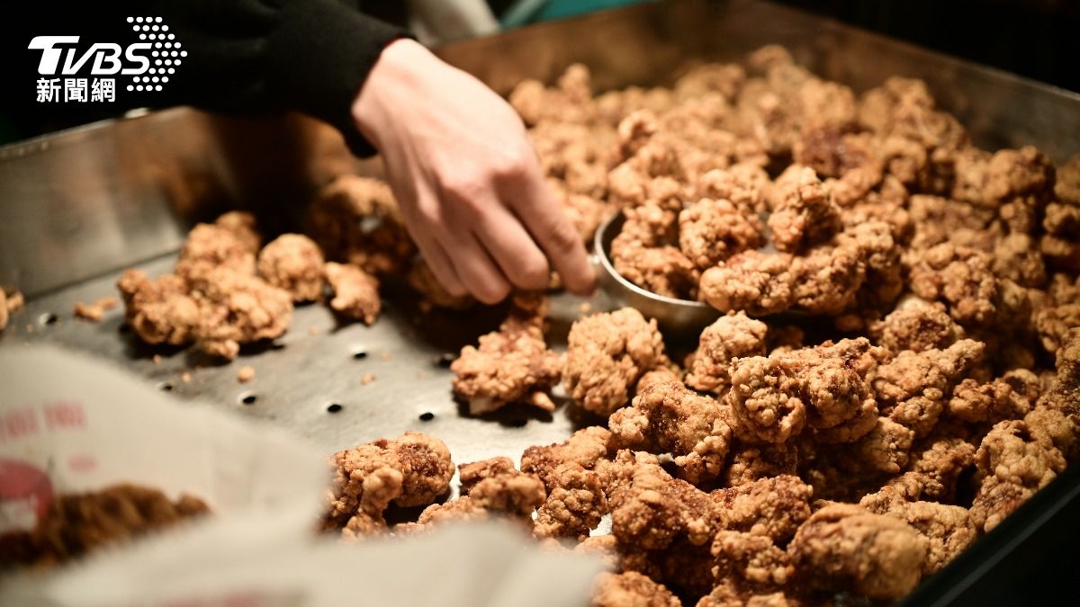 網友發現夜市排骨酥又翻倍漲價。(示意圖/Shutterstock達志影像)