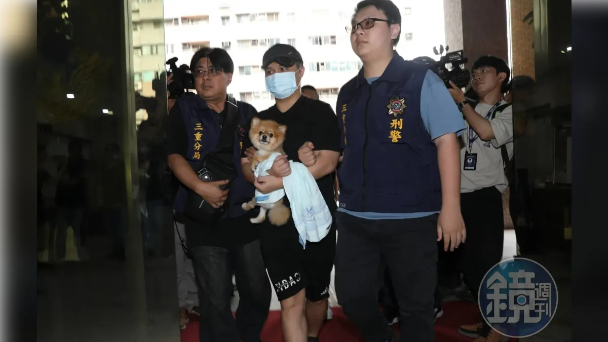 滅門案女婿「雙手上銬仍抱狗」!外國人看傻眼 鄉民酸:誰比得過台灣