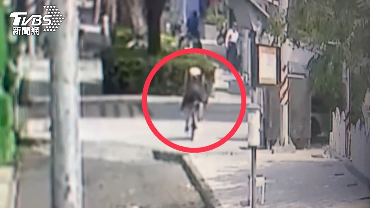 警方比對竊嫌逃逸路線,並針對嫌疑人特徵查緝。(圖/TVBS)