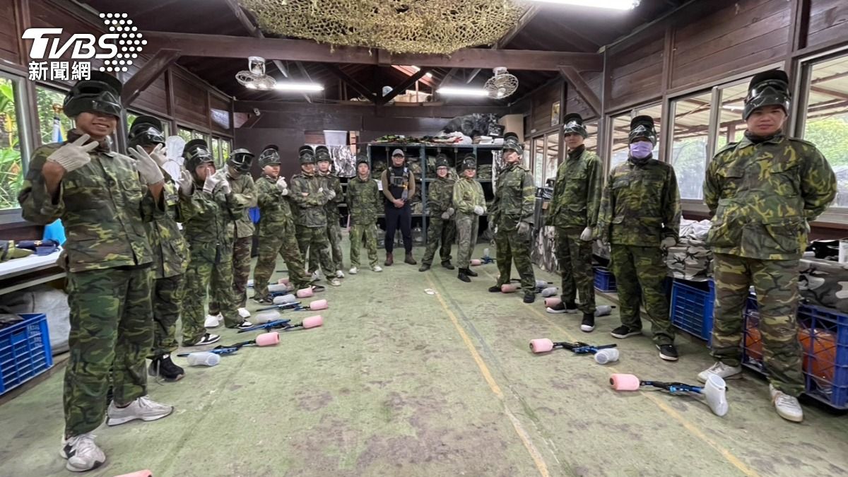警察帶路!新北高中生戶外漆彈對決 共同守護反詐反毒