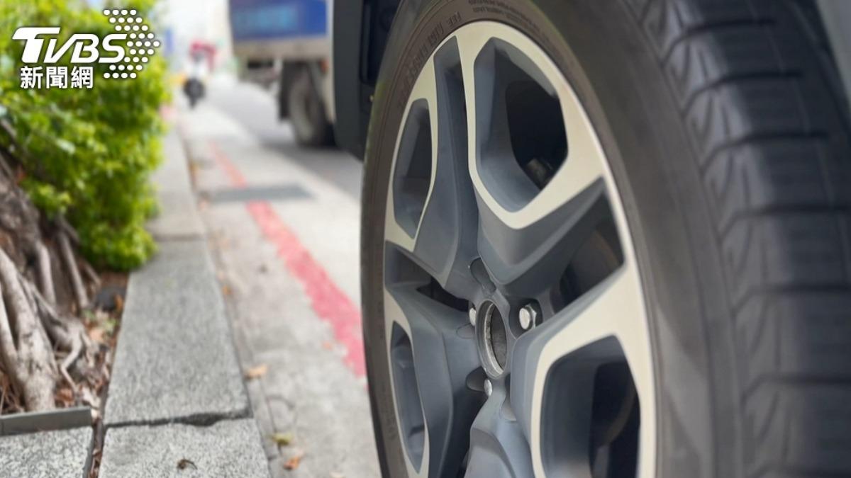跟友人借車「撞凹右門」!他全程裝傻被抓包:證據在哪?