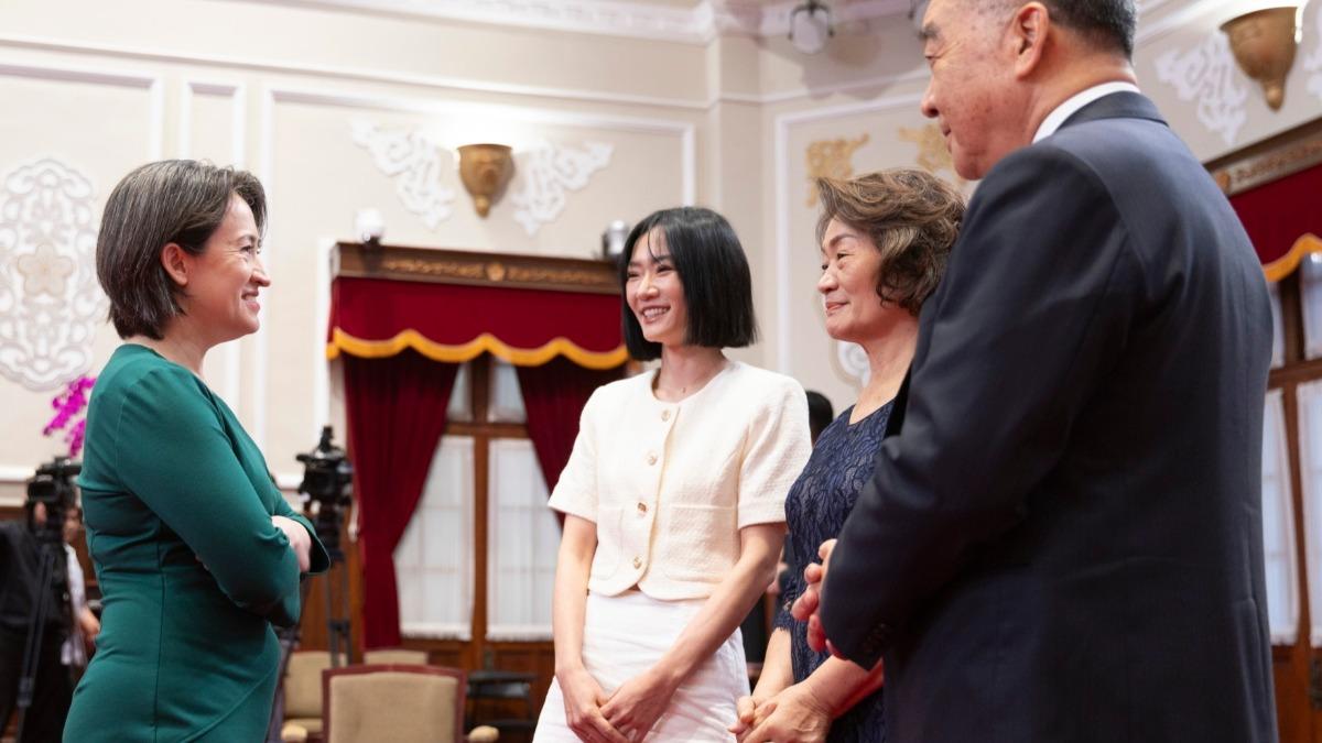 準副總統蕭美琴(左一)、國防部長邱國正女兒(左二)、部長夫人楊晶瑩(右二)、國防部長邱國正(右一)。(圖/總統府提供)
