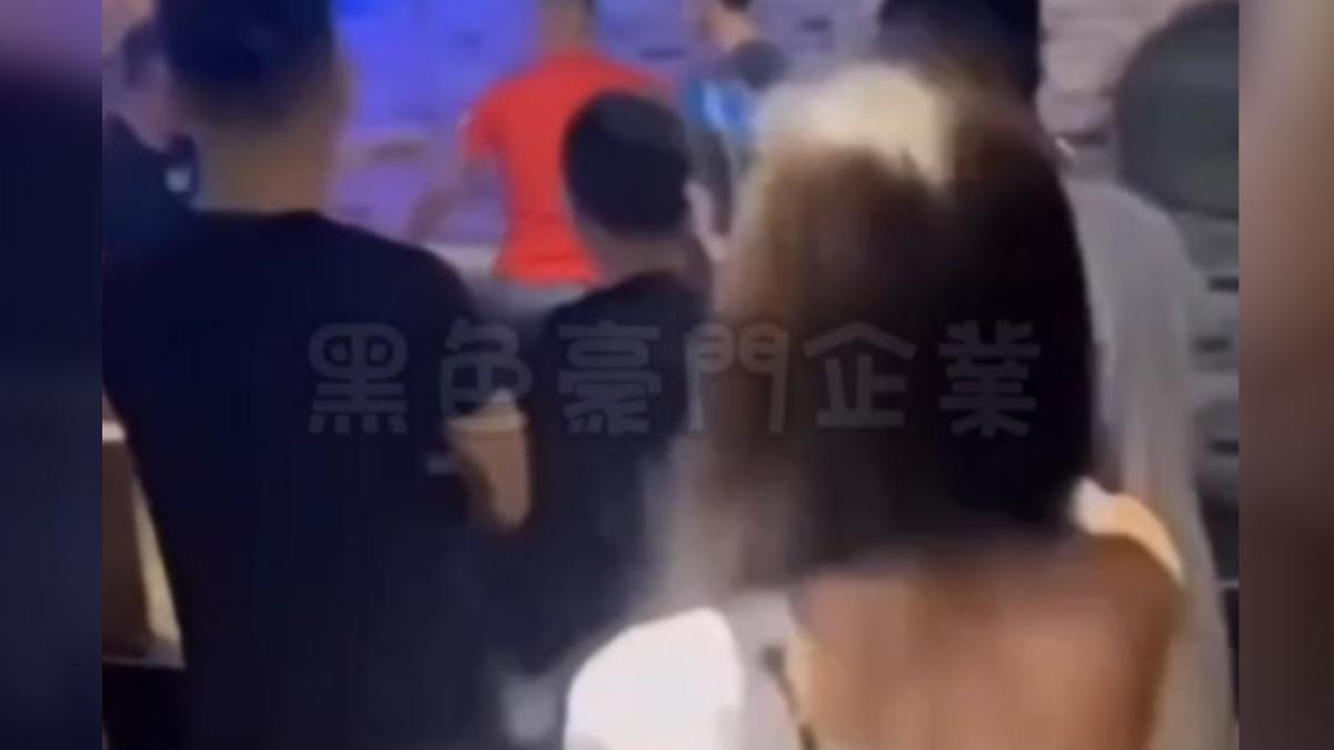 場面混亂不堪,還有傳播妹在一旁圍觀。(圖/翻攝自黑色豪門)