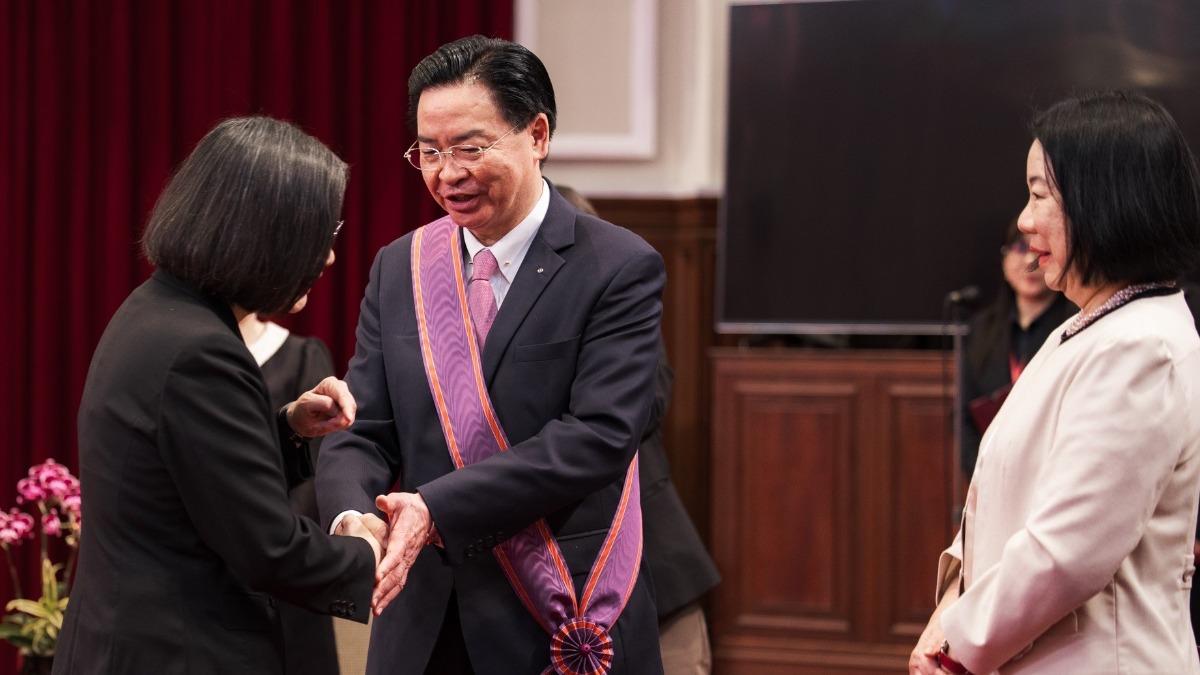外交部長吳釗燮及夫人蘇如玉。(圖/總統府提供)