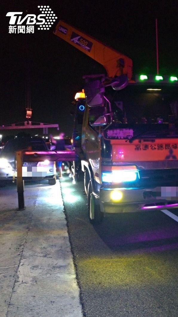 檔名	 警方也派遣拖救車予以移置下高速公路。（圖／TVBS）