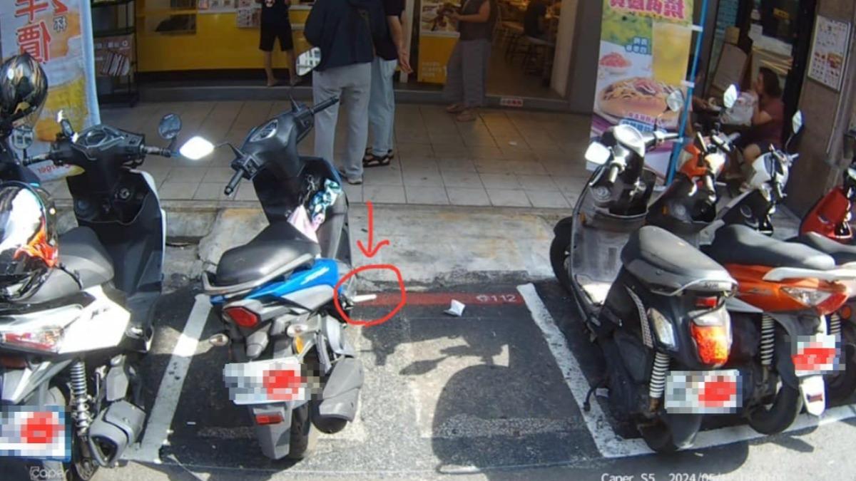 機車「飛旋踏板」的設計讓許多收害者苦不堪言。(圖/翻攝自臉書社團「爆料公社(官方粉專專屬)」)