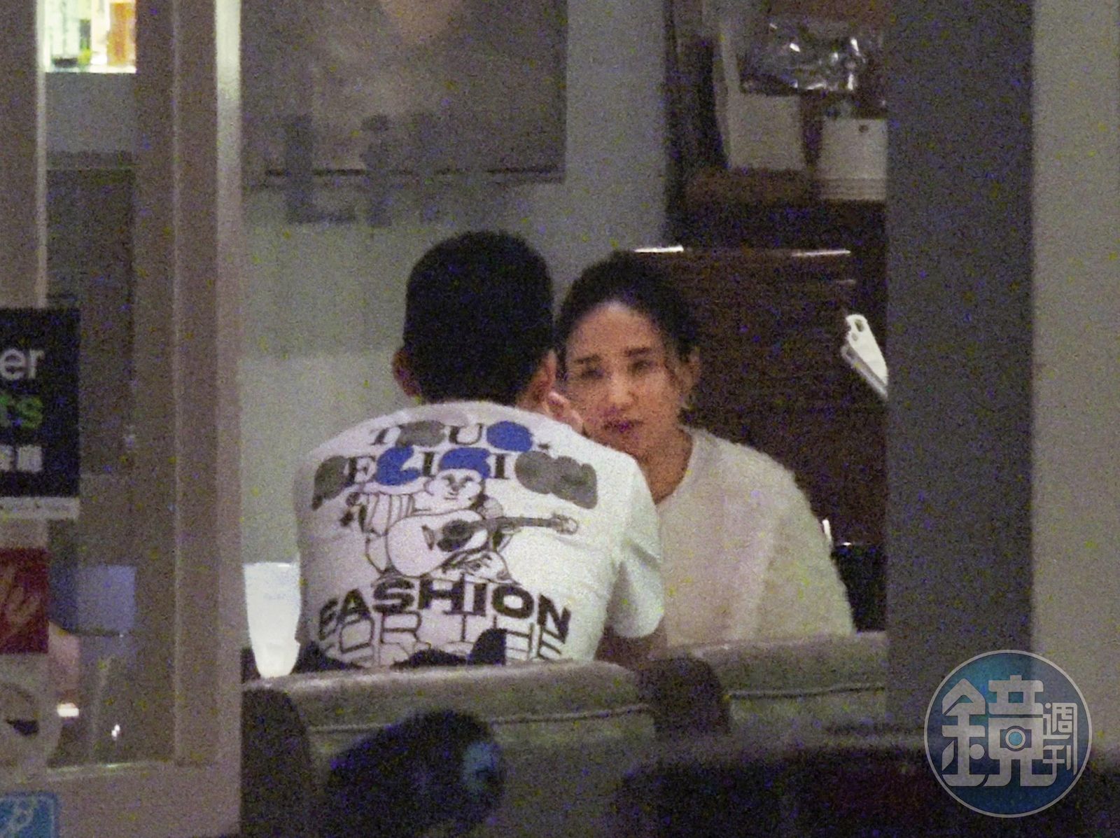 5月3日20:58,何妤玟與長相斯文的眼鏡男共進晚餐。(圖/鏡週刊)