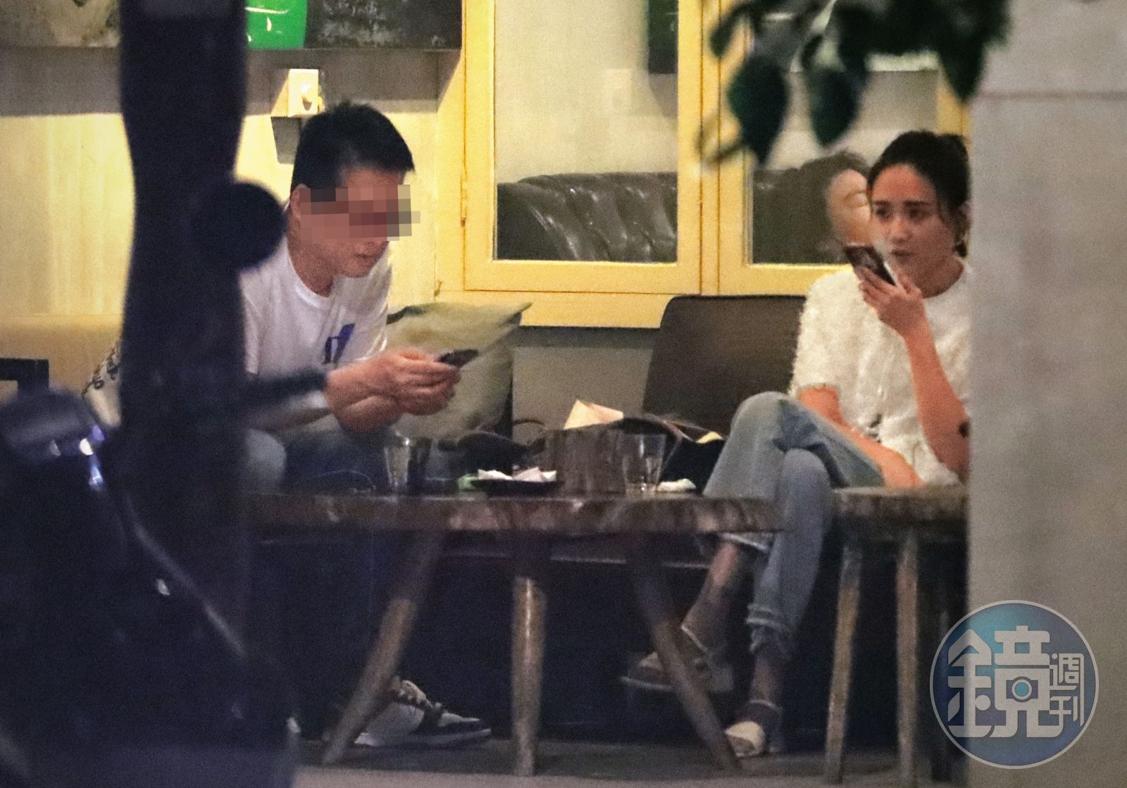 5月3日21:36,何妤玟酒足飯飽後與眼鏡男在餐廳外的吸菸區聊天。(圖/鏡週刊)