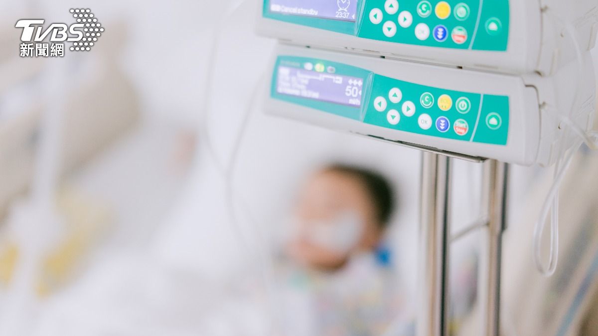 自責沒牽好！3歲兒突「掙脫媽媽手」暴衝馬路　遭撞飛住ICU