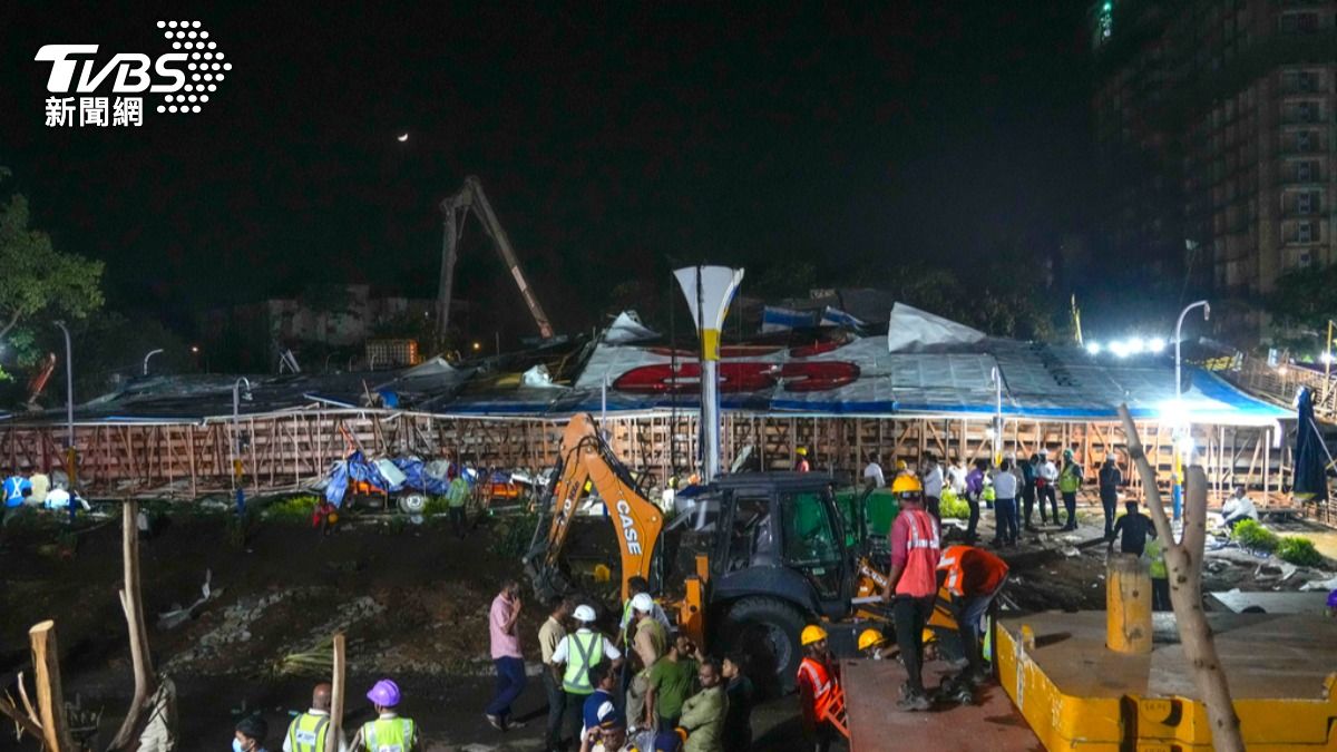 印度「國家救災部隊」（NDRF）的團隊正在現場尋找被困在廢墟下的倖存者。（圖／達志影像美聯社）