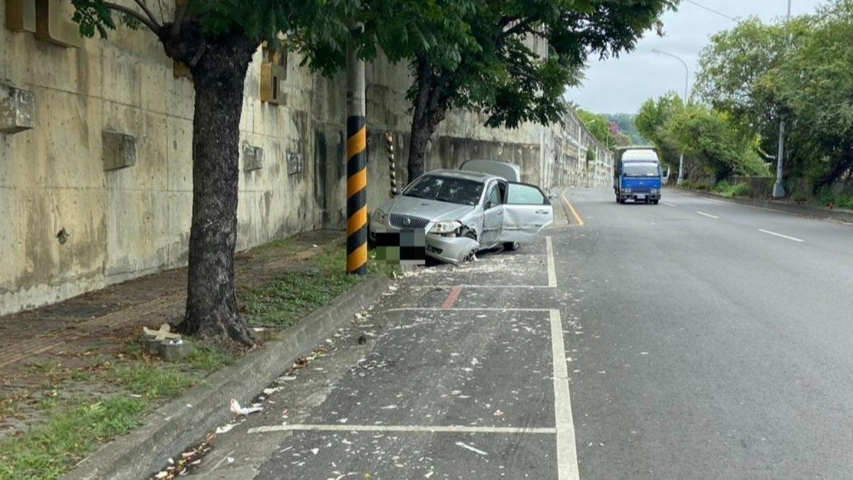 轎車嚴重毀損。(圖/熱心民眾提供)