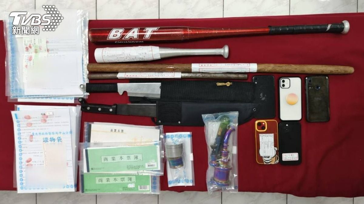 警方查扣犯案工具、本票等證物。(圖/TVBS)