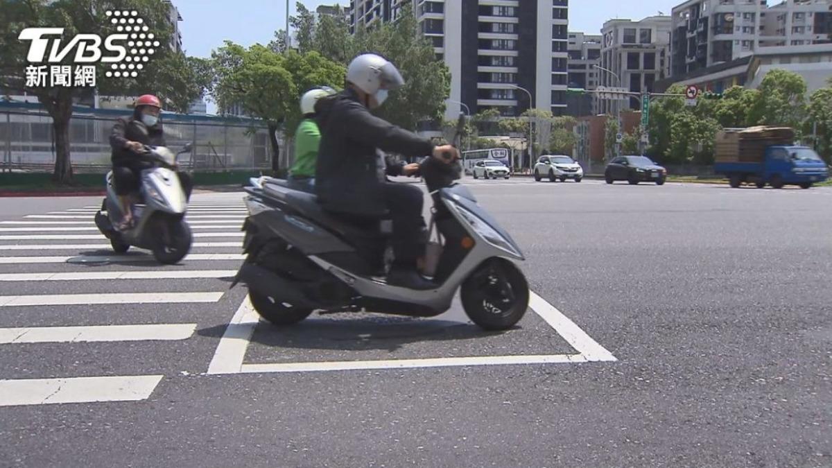 有些騎士常搞不清楚究竟所在路口是否為強制要求待轉。（圖／ TVBS）