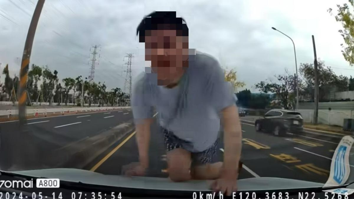 高雄馬路「撲車怪客」 他助跑跳躍爬汽車引擎蓋溜滑梯