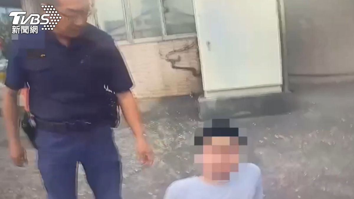 警方將該男帶離路口後護送就醫。（圖／TVBS）