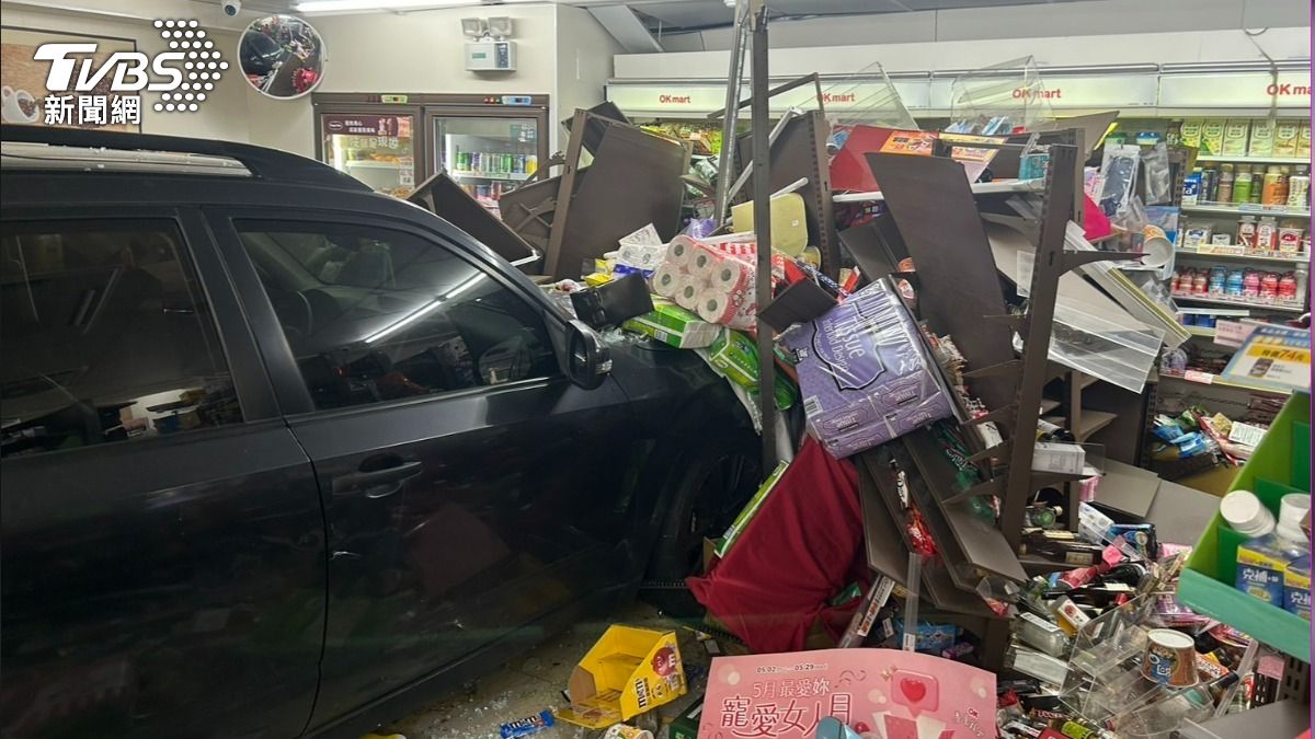 駕駛路邊停車卻誤踩油門 整輛車直接撞進超商