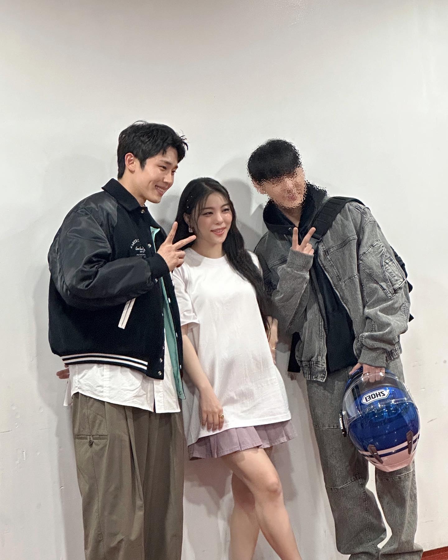 崔時訓（左）曾曬出看完演唱會後與Ailee（中）的合照。（圖／翻攝自崔時訓IG）