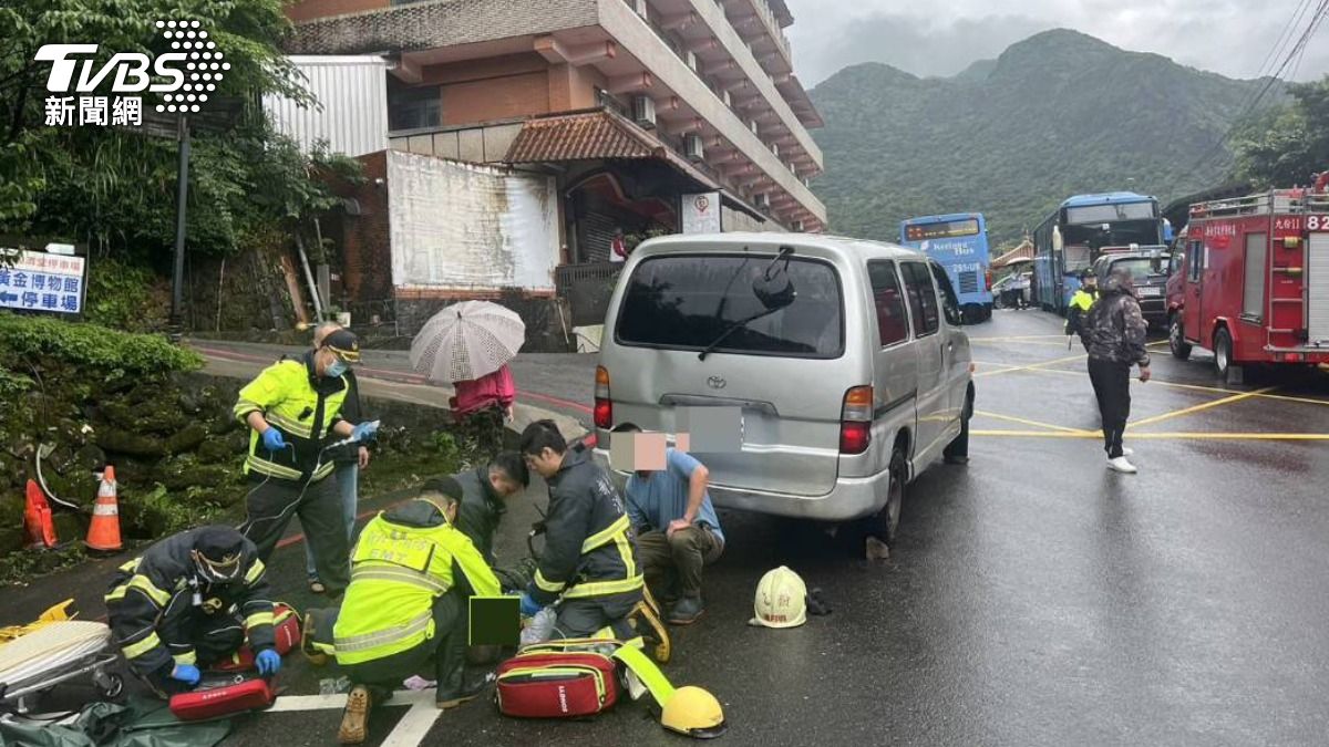 司機肉身阻擋遭壓住拖行。(圖/TVBS)