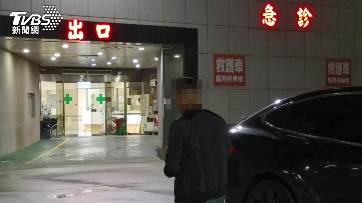 獨/17歲少年洗三溫暖被硬上 雙腿跨坐猛舔崩潰喊:我還是處男