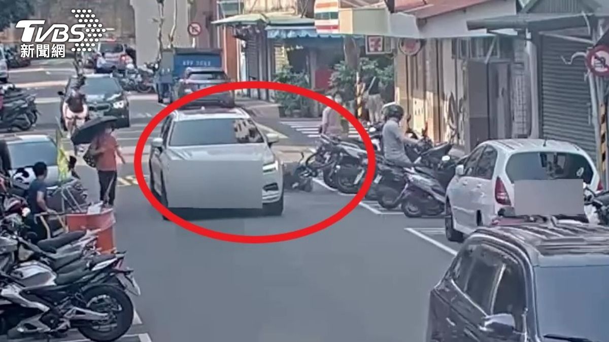 單車伯撞上轎車後人車倒地。(圖/TVBS)