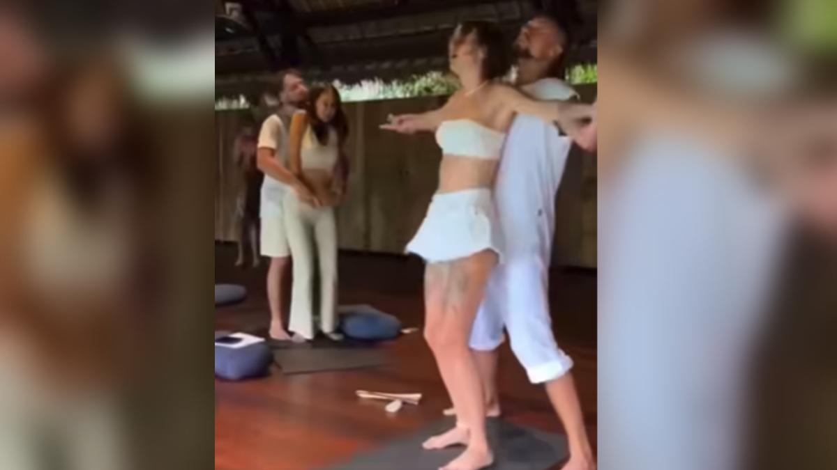 外國男女在泰國瑜珈教室交疊狂抖。(圖/翻攝自 FB@ แอด ลัมป์)