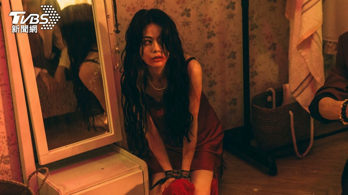 白癡公主在片中飾演私娼,被變態客人虐打。(圖/華映娛樂提供)