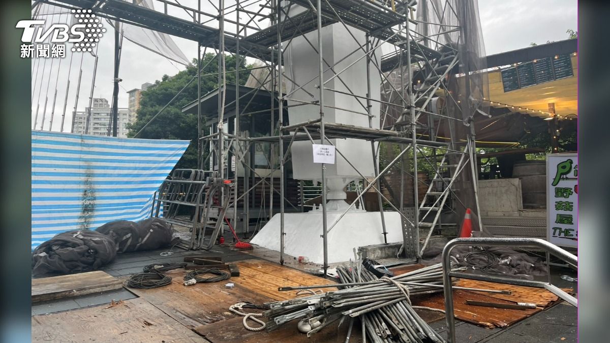 工人不慎從6樓高鷹架摔下。(圖/TVBS)